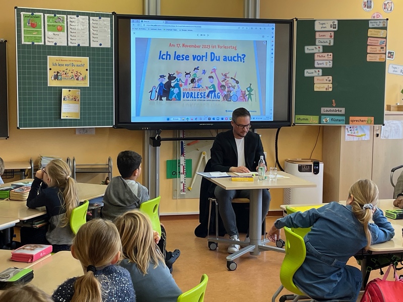 Es hat mir sehr viel Spaß gemacht, den aufmerksamen Mädels und Jungs der 3B der Erich-Kästner-Grundschule Veitsbronn vorzulesen. Foto: Sandra Belatschek/ Büro Stieglitz