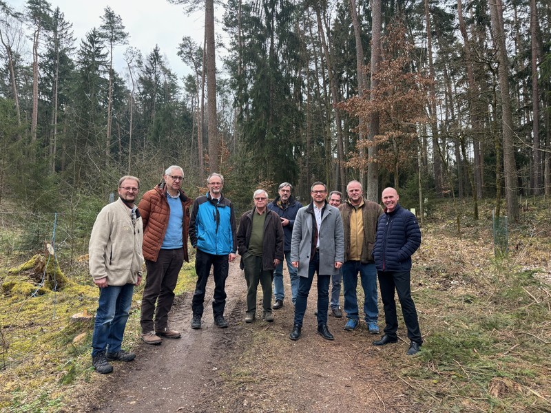 Gespräch mit Vertretern der Bürgerinitiative, die für eine Waldüberspannung bei Raitersaich plädiert. Dort wird die Trasse zum neuen Umspannwerk der Juraleitung entlangführen. Foto: Sandra Belatschek/ Büro Stieglitz