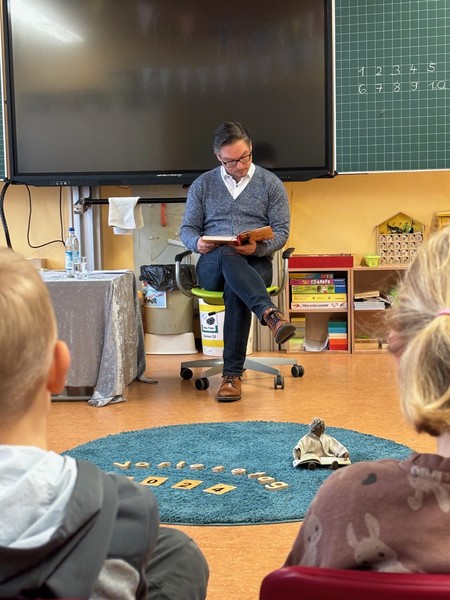 Auch in diesem Jahr beteiligte ich mich am Bundesweiten Vorlesetag an der Erich-Kästner-Grundschule in Veitsbronn
Foto: Sandra Belatschek /Büro Stieglitz 