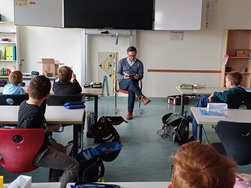 Auch an der Caspar-Löner-Grund- und Mittelschule Markt Erlbach las ich im Rahmen des Bundesweiten Vorlesetags einer 3. Klasse aus dem Buch "Hinter verzauberten Fenstern" vor.
Foto: Stefanie Grauf / Büro Stieglitz