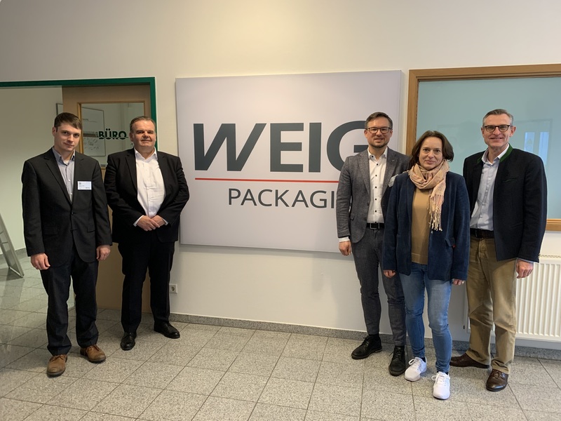 Gemeinsam mit Bürgermeisterin Sandra Winkelspecht und Vertretern vom Verband BayPapier habe ich das Unternehmen Weig Packaging in Emskirchen besucht.Die WEIG-Unternehmensgruppe betreibt an insgesamt 16 Standorten mit 1.900 Beschäftigten eine vollständig funktionierende Kreislaufwirtschaft, die vom Altpapier-Recycling über die Herstellung von Recycling-Karton bis hin zur Herstellung von innovativen und nachhaltigen Verpackungen reicht. Das Hauptaugenmerk am Standort Emskirchen liegt auf Sekundärverpackungen für die Bereiche Food und Non-Food. Insgesamt stellt die WEIG Gruppe fast eine Million Tonnen Karton aus Altpapier her und beliefert neben den eigenen Verpackungswerken auch viele Kunden mit dem nachhaltigen Produkt u.a. zur Herstellung von Gipskarton. Foto: Sandra Belatschek/Büro Stieglitz