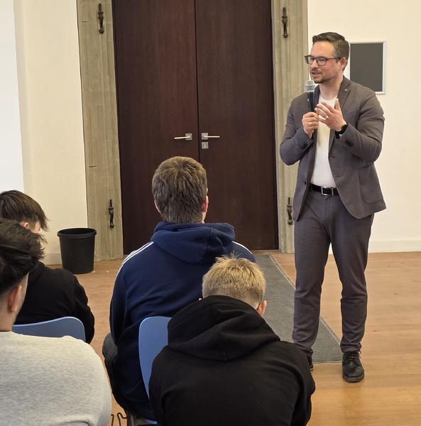 Zum 7. Tag der Freien Schulen - Politiker schenken eine Unterrichtsstunde, besuchte ich die Schülerinnen und Schüler der Privaten Realschule und Fachoberschule der Mathilde-Zimmer-Stiftung, Schule Schloss Schwarzenberg e.V., in Scheinfeld.
Foto: Bernd Scheffer 