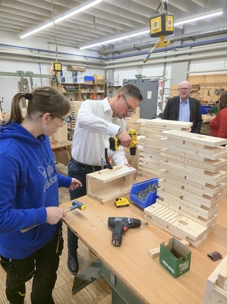Es hat mich sehr gefreut an der Aktion "Schichtwechsel" teilnehmen zu dürfen. Für ein paar Stunden habe ich in der Lebenshilfe-Werkstatt in Lenkersheim ausgeholfen und einen direkten Einblick in die Arbeit vor Ort erhalten. Foto: Harald Eisner/ Lebenshilfe