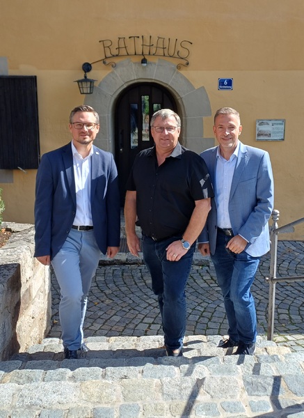 Gemeinsam mit meinem Landtagskollegen Thorsten Schwab, MdL, begab ich mich auf eine Tour durch den Landkreis Neustadt a.d. Aisch-Bad Windsheim, um ihm einige Staatsstraßen in meinem Stimmkreis zu zeigen.
Dabei machten wir auch Halt beim Ersten Bürgermeister der Gemeinde Münchsteinach, Jürgen Riedel.
Foto: Stefanie Grauf / Büro Werner Stieglitz