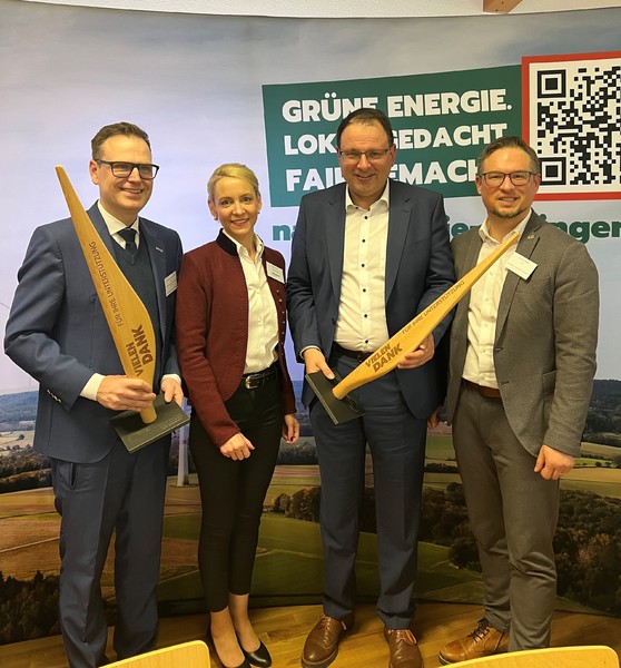 Landrat Dr. Christan von Dobsch&uuml;tz, Kathrin Held (Naturenergie Zeilinger), Staatssekret&auml;r Martin Sch&ouml;ffen und Landtagsabgeordneter Werner Stieglitz bei der Vorstellung des B&uuml;rgerwindparks Steigerwald. Foto: Sandra Kendel StMFH