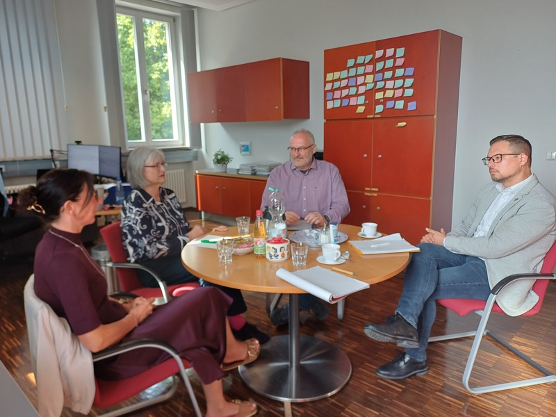 Im Rahmen des Bayerischen Tages der Ausbildung durfte ich das Staatliche Berufliche Schulzentrum Neustadt a.d. Aisch-Scheinfeld besuchen.
Im Mittelpunkt standen der persönliche Austausch mit der Schulleitung, den Lehrkräften und den Auszubildenden sowie die Frage, wie wir die berufliche Bildung in unserer Region auch in Zukunft stark attraktiv gestalten können. Foto: Stefanie Grauf
