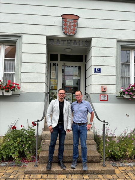 Neuer Abgeordneter besucht neuen Bürgermeister: Toni Schiefer wurde dieses Jahr in Sugenheim neu ins Amt gewählt. Foto: Sandra Belatschek/Büro Stieglitz