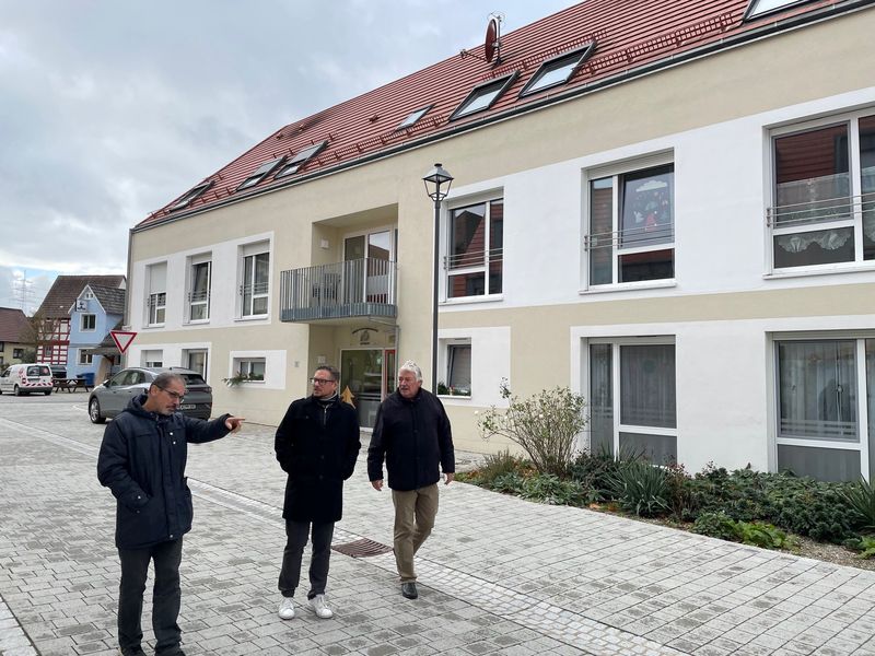 1. Bürgermeister Reinhardt Streng und 2. Bürgermeister Ottmar Pfeuffer zeigen mir laufende und zukünftige Projekte der innerörtlichen Entwicklung in Langenfeld. Foto: Sandra Belatschek/ Büro Stieglitz