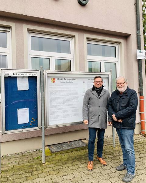 Mit Bürgermeister Alexander Fritz vor dem Rathaus in Ammerndorf