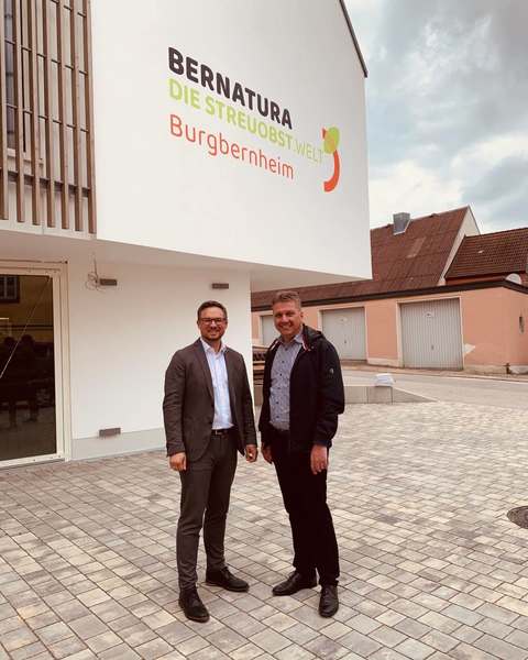 Mit Bürgermeister Matthias Schwarz vor dem Streuobstzentrum in Burgbernheim. Foto: Sandra Belatschek/Büro Stieglitz