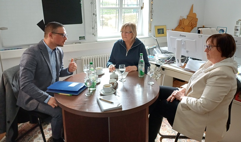 "Antrittsbesuch" beim Staatlichen Schulamt Neustadt a.d. Aisch-Bad Windsheim;
Zusammen mit Schulamtsdirektorin und der Fachlichen Leitung Brigitte Limbacher sowie mit ihrer Stellvertreterin Inge Knörr, sprach ich über die aktuelle Situation unserer Grund- und Mittelschulen.
Foto: Stefanie Grauf/Büro Stieglitz 