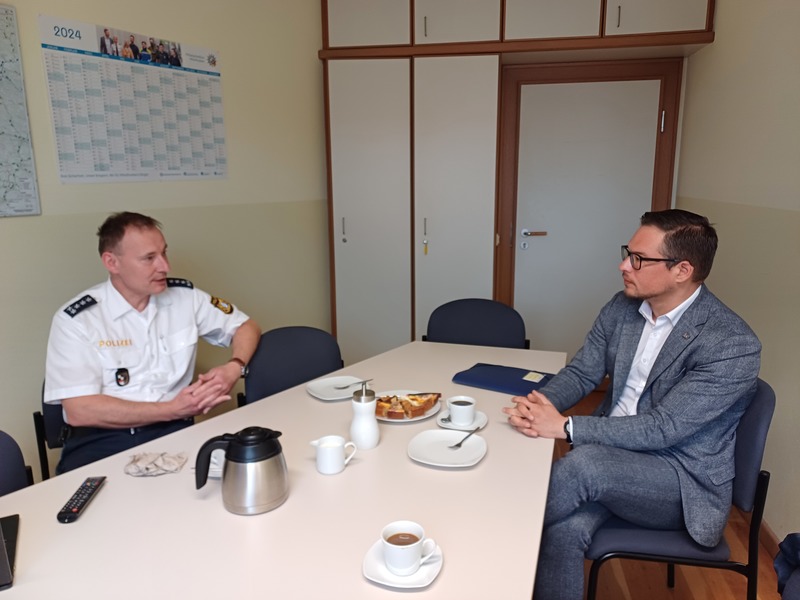 Bei einem Besuch der Polizeiinspektion Bad Windsheim habe ich mich mit dem Dienststellenleiter Heiko Dürr über aktuelle Themen ausgetauscht.
Foto: Stefanie Grauf/Büro Stieglitz